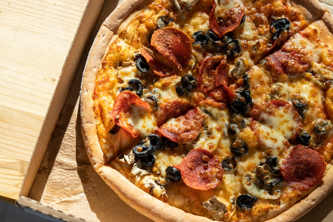 This photo shows a close-up of a pizza.